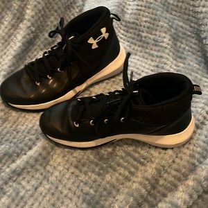 Super cute great condition Under Armour Basketball shoes size 4 (Big Boy)